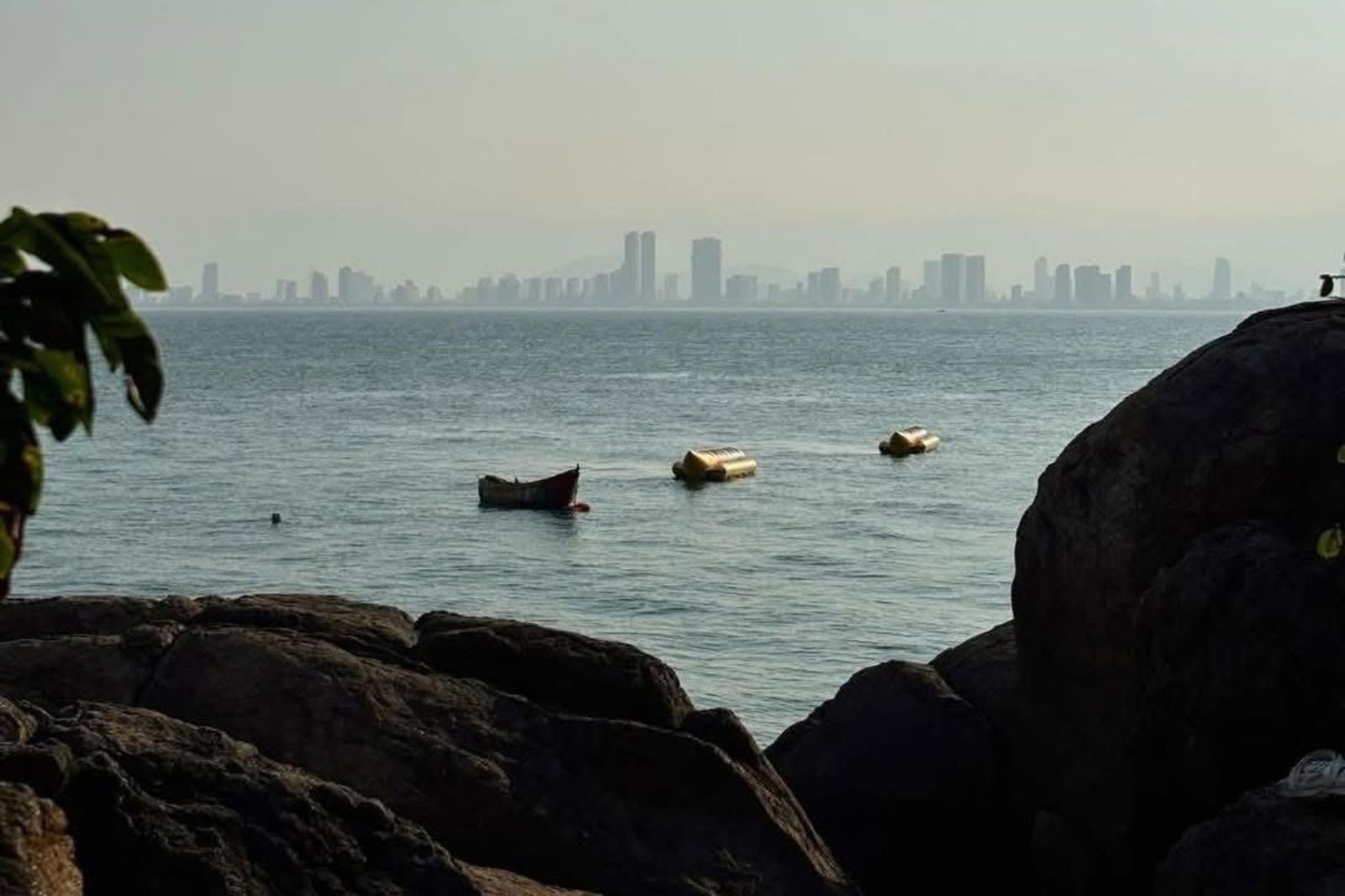 Bãi Đá Đen Đà Nẵng có gì hấp dẫn mà khiến nhiều du khách muốn quay lại?