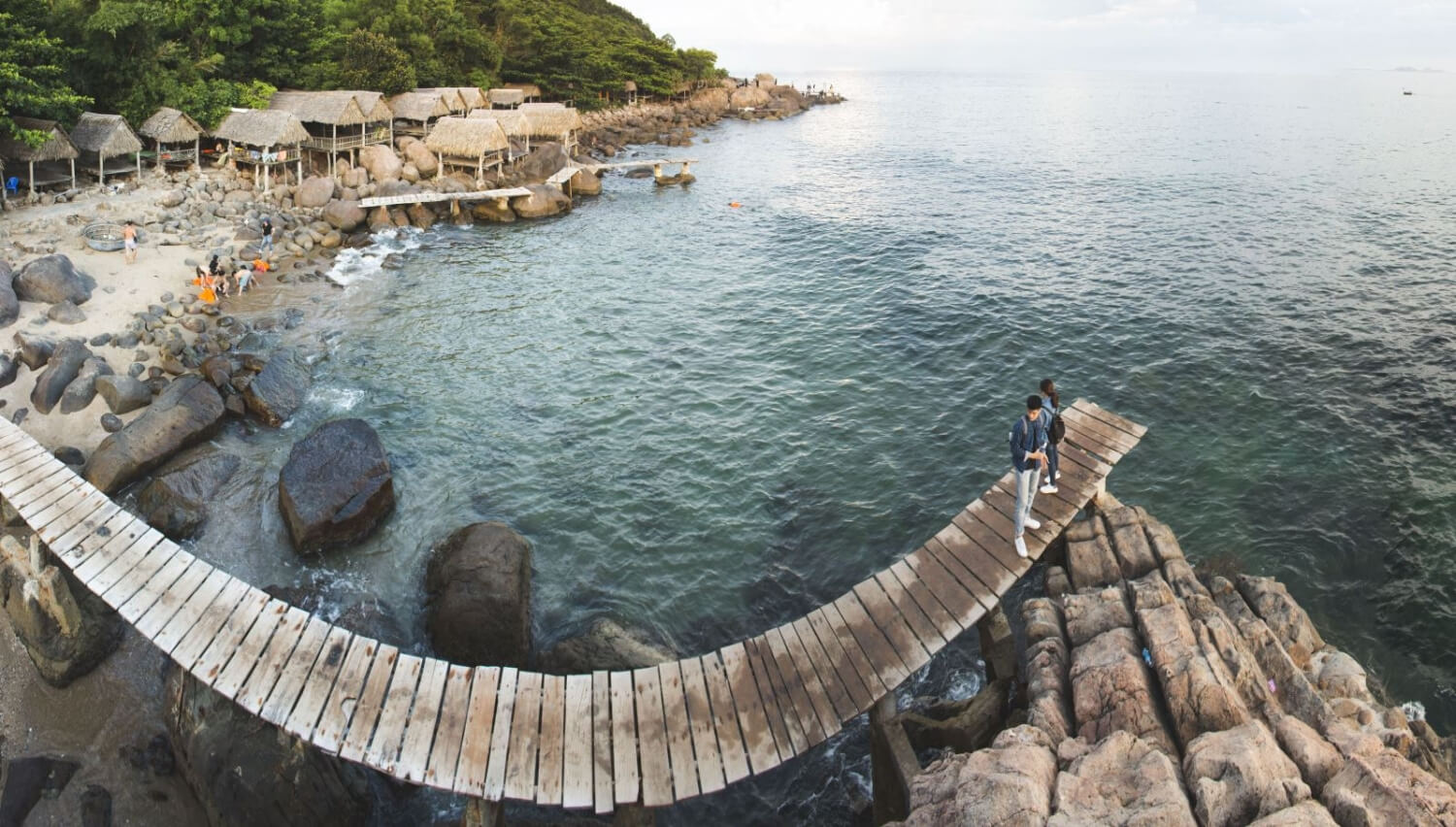 Bãi Đá Đen Đà Nẵng có gì hấp dẫn mà khiến nhiều du khách muốn quay lại?