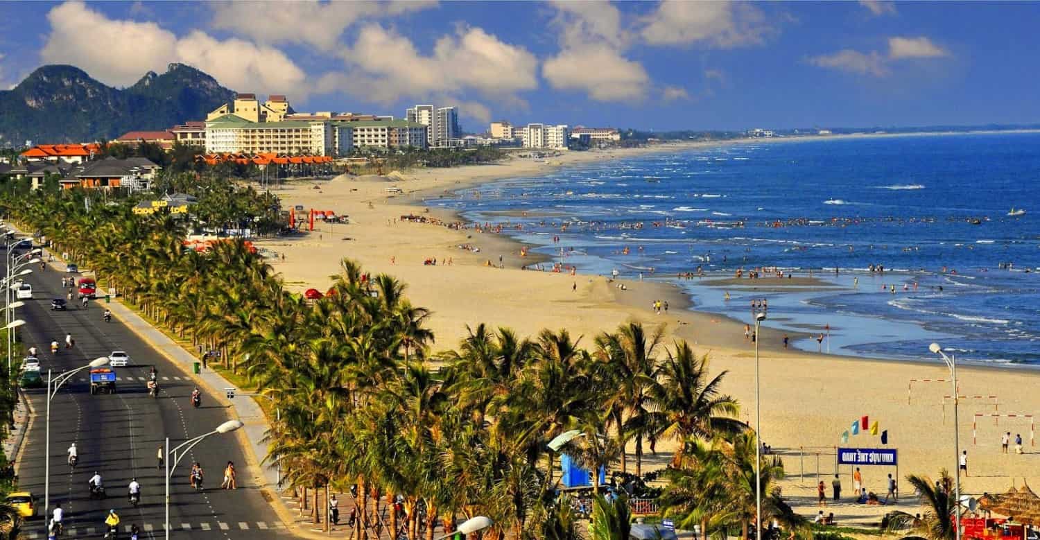 Biển Phạm Văn Đồng: Bãi Biển Đẹp Và Sôi Động Bậc Nhất Đà Nẵng