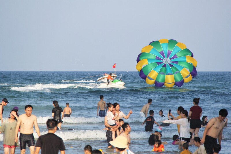 Biển Phạm Văn Đồng: Bãi Biển Đẹp Và Sôi Động Bậc Nhất Đà Nẵng