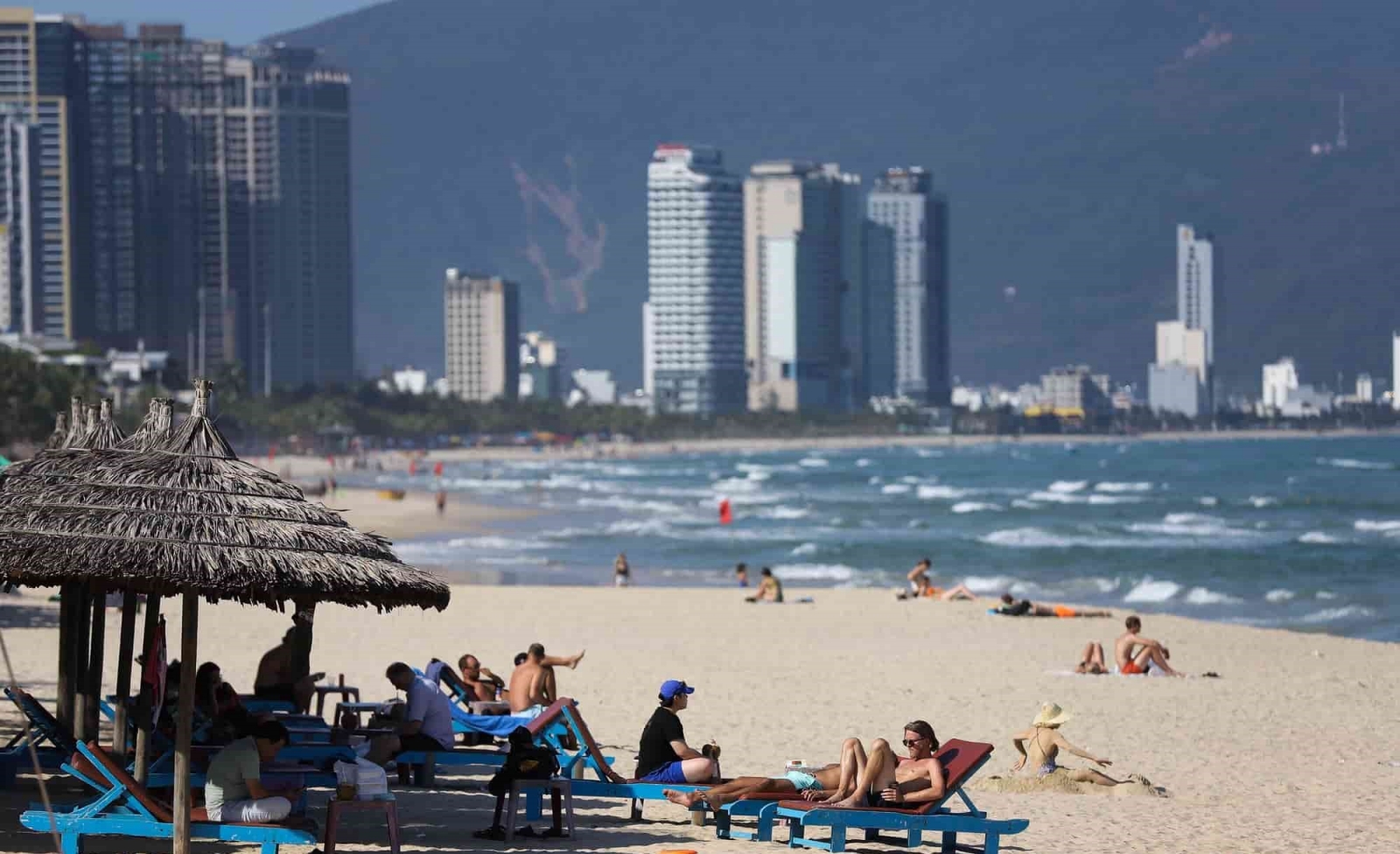 Biển Phạm Văn Đồng: Bãi Biển Đẹp Và Sôi Động Bậc Nhất Đà Nẵng