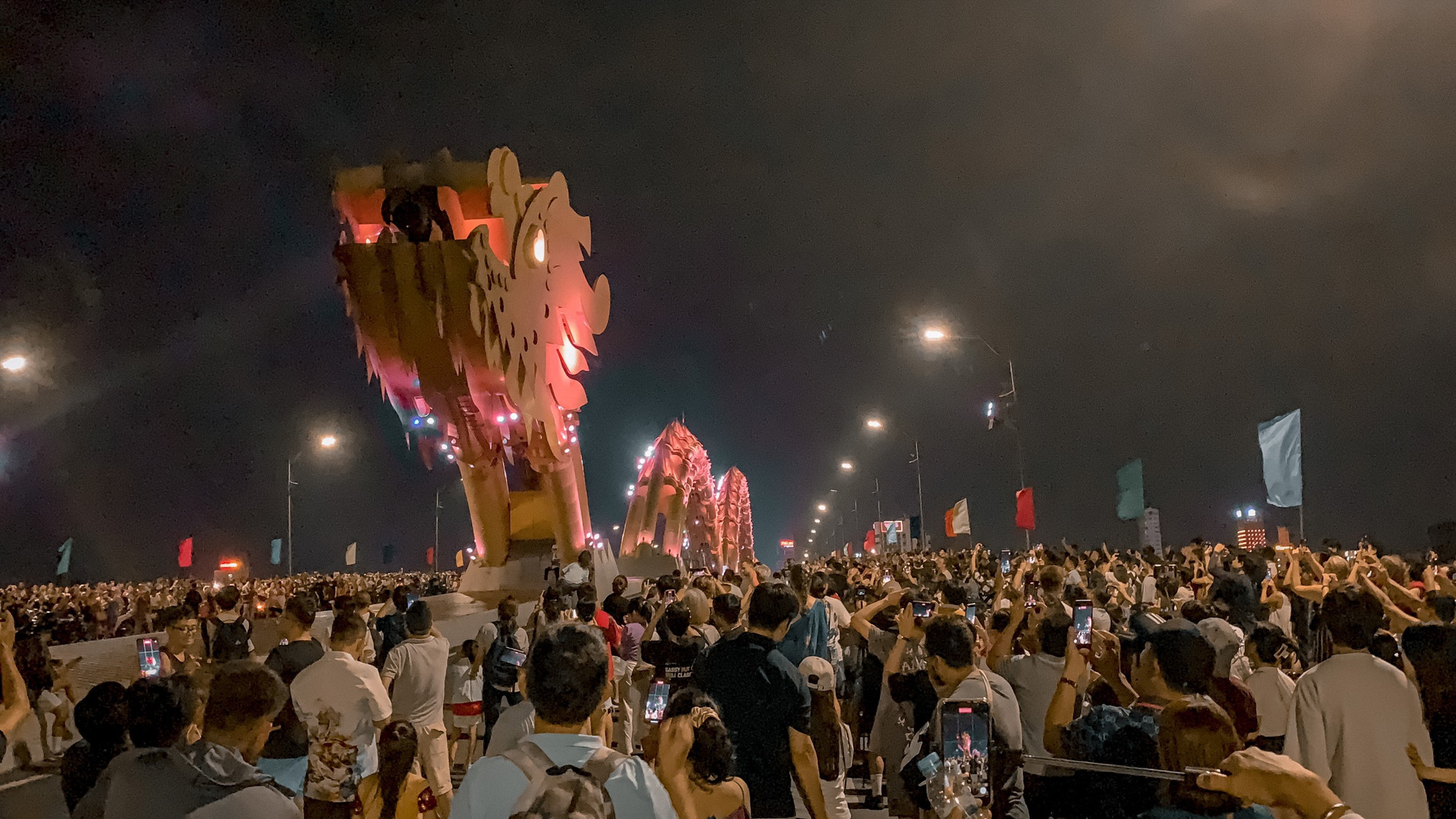 Cầu Rồng phun lửa mấy giờ, có gì hay để trải nghiệm khi du lịch Đà Nẵng?