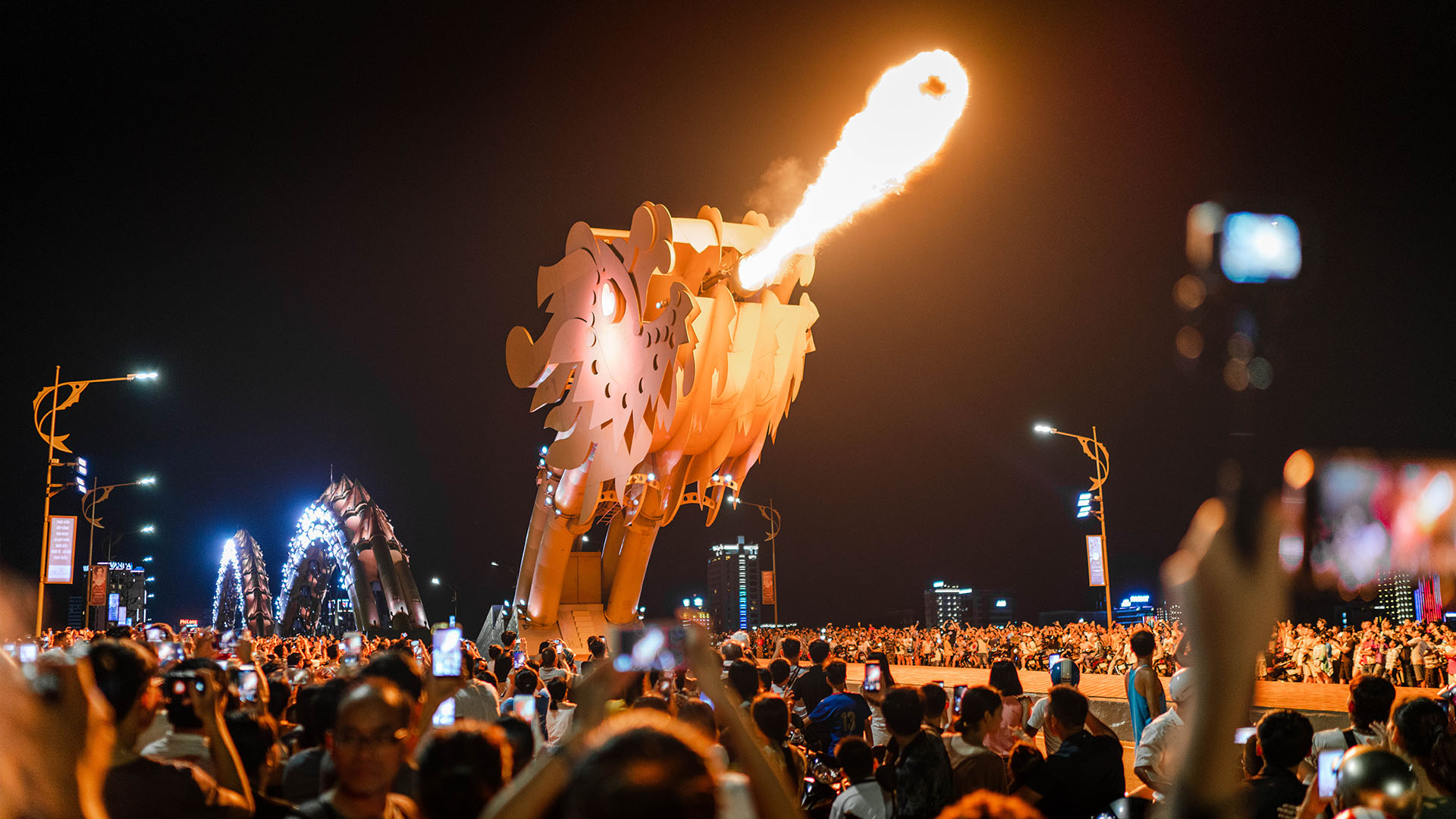 Cầu Rồng phun lửa mấy giờ, có gì hay để trải nghiệm khi du lịch Đà Nẵng?