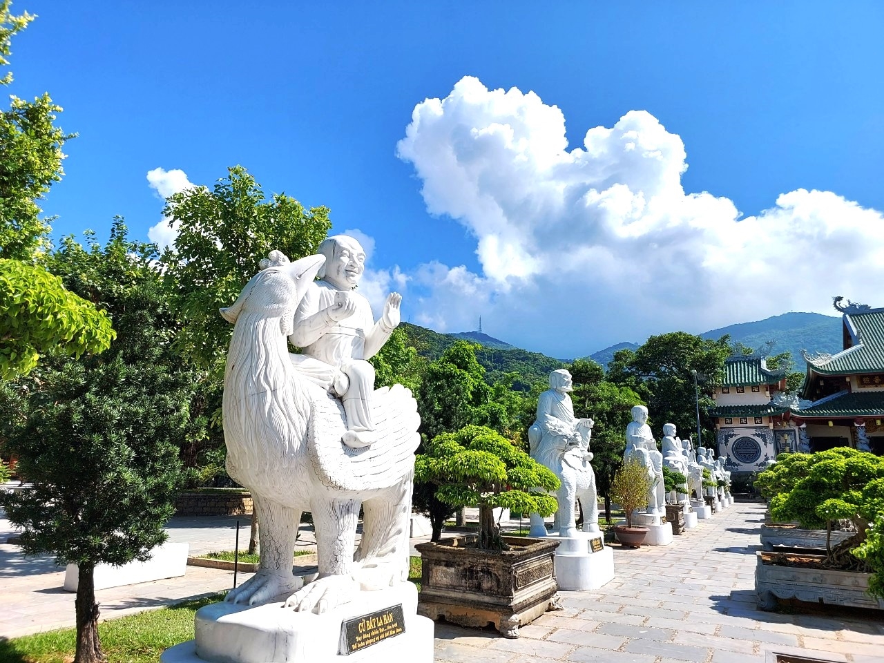 Chùa Linh Ứng Bãi Bụt: Hành trình khám phá ngôi chùa linh thiêng bậc nhất Đà Nẵng