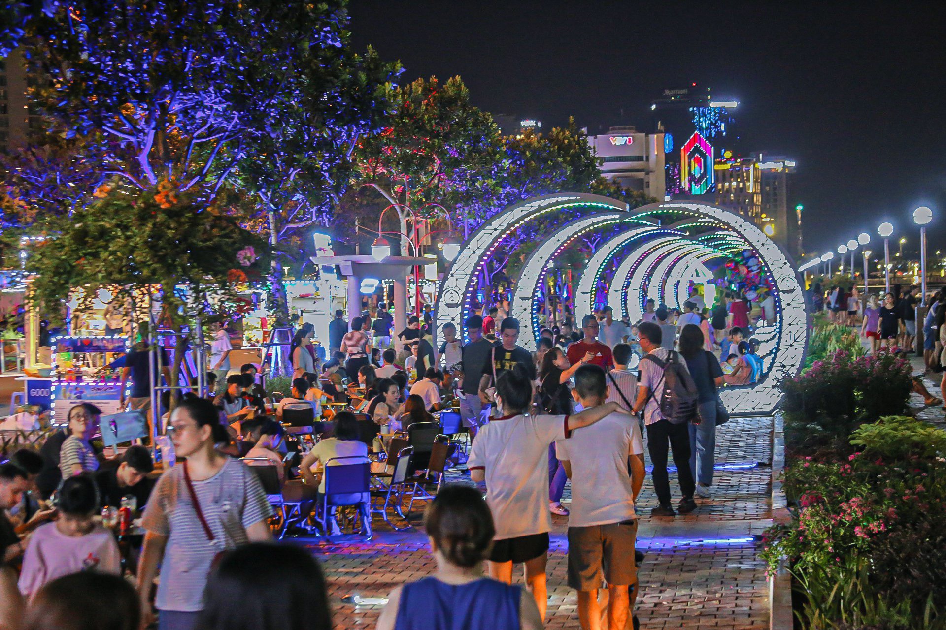 Phố đi bộ Bạch Đằng Đà Nẵng có đáng để trải nghiệm khi khám phá thành phố về đêm?