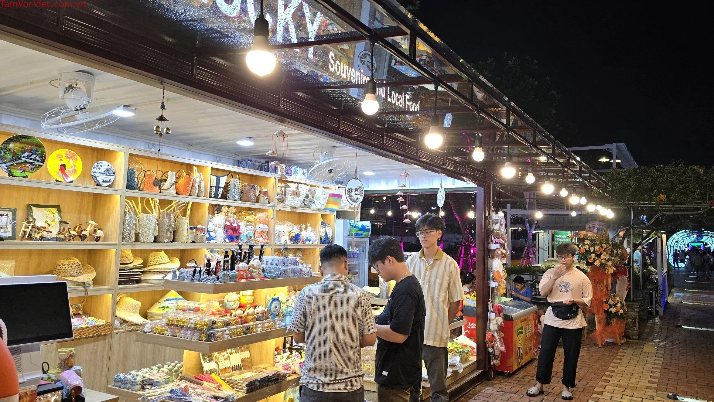 Phố đi bộ Bạch Đằng Đà Nẵng có đáng để trải nghiệm khi khám phá thành phố về đêm?