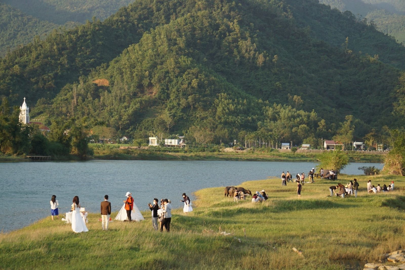 Sông Cu Đê: Hành Trình Khám Phá Dòng Sông Hoang Sơ Giữa Núi Rừng Đà Nẵng